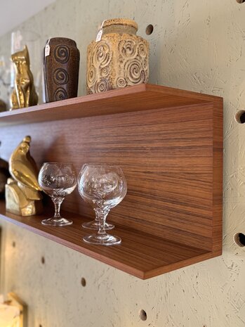 Walter Wirz voor Wilhelm Renz teak zwevende dubbele wandplank  | Sprinkelhop