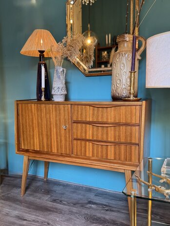 Vintage houten kastje hoge poten | Sprinkelhop