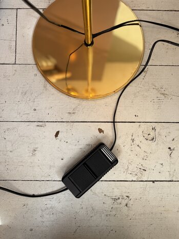 Viktor Frauenknecht voor Swiss Lamps messing haloprofil counter balanced vloerlamp | Sprinkelhop