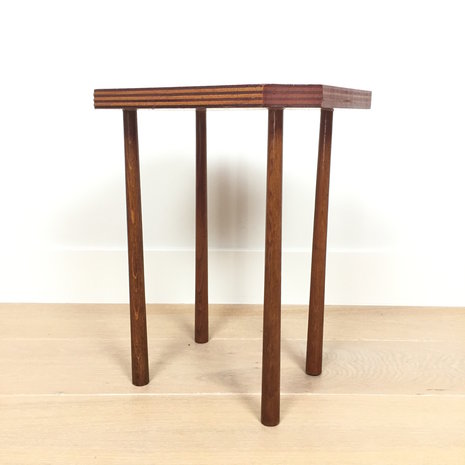 Bijzettafel hout lange poten