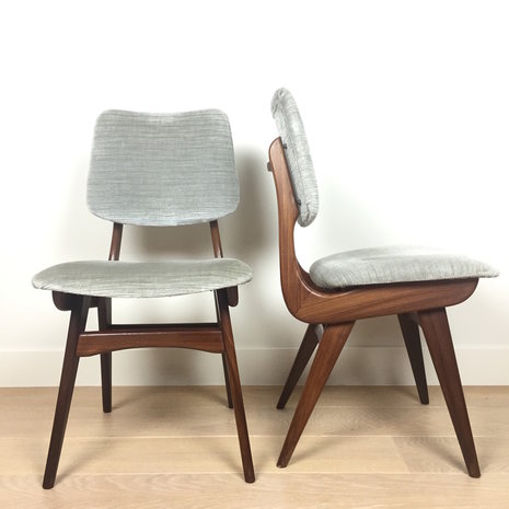 zitten voorwoord Nietje Vintage houten eetkamerstoelen grijs velours