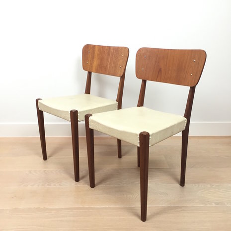 Vintage teak houten stoelen wit skaiVintage teak houten stoelen wit skai | Sprinkel + Hop