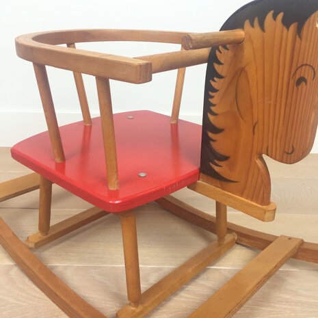 Vintage houten hobbelpaard rood