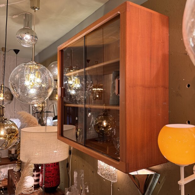 Silkeborg Deense hangende teak houten glazen vitrinekast | Sprinkelhop