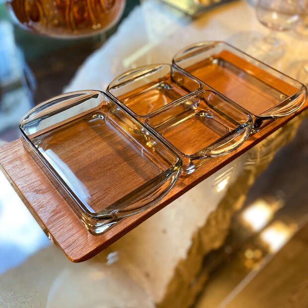 Vintage teakhouten tray met glazen serveerschaaltjes groot | Sprinkelhop