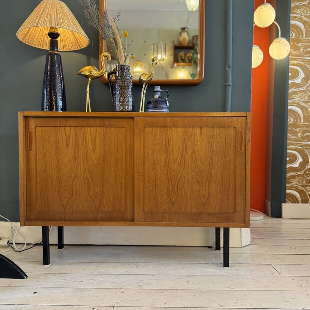 Vintage Hundevad teak houten ondiep kastje met schuifdeuren | Sprinkelhop