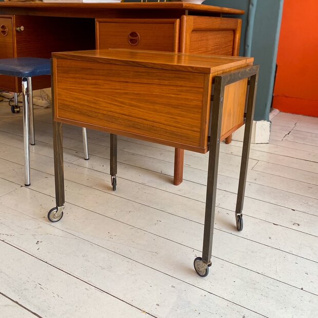 Vintage verrijdbaar naaitafeltje jaren 60/70 | Sprinkelhop