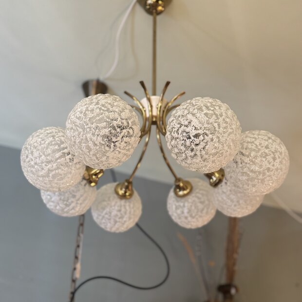 Messing sputnik kroonluchter met wit iced glazen bollen| Sprinkelhop