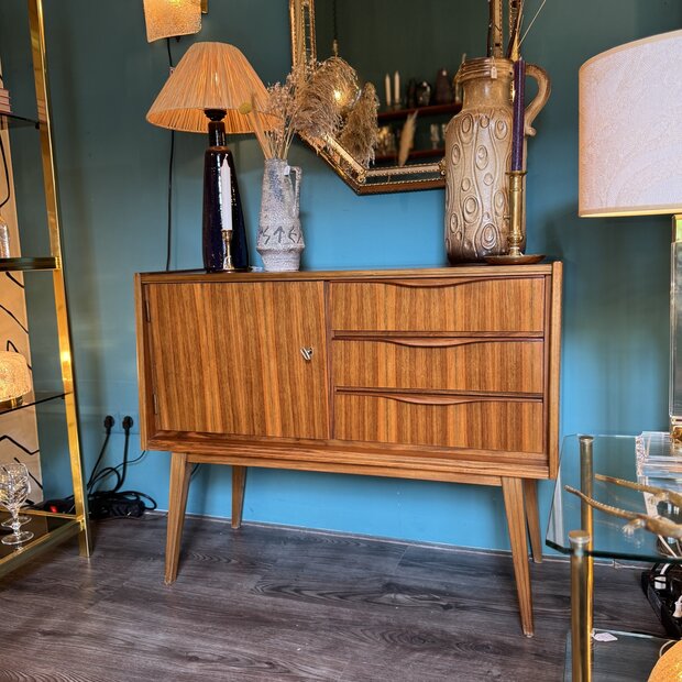 Vintage houten kastje hoge poten | Sprinkelhop