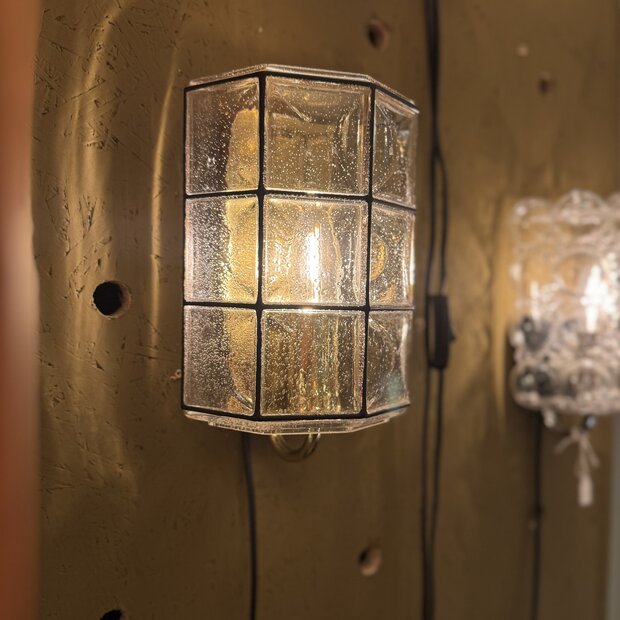 Vintage glazen wandlamp Glash&uuml;tte Limburg messing zwart 1970s