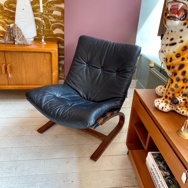 Vintage Kengu lounge chair voor Rybo Rykken zwart leer 1970s | Sprinkelhop
