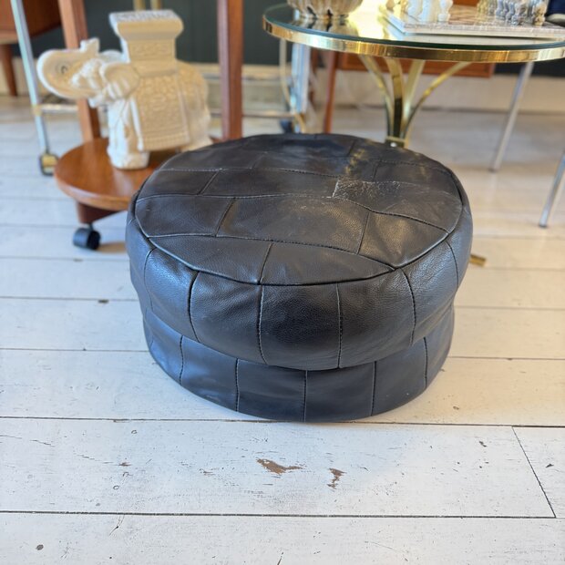 Vintage ronde leren lapjespoef zwart | Sprinkelhop