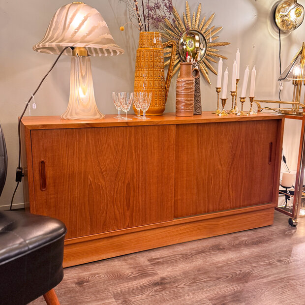 Vintage Deens Hundevad dressoir teak schuifdeuren | Sprinkelhop