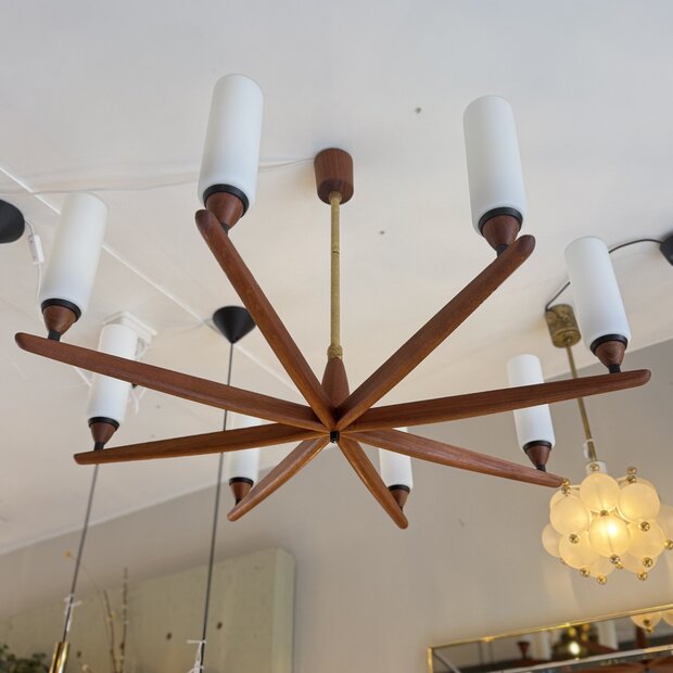 Zweedse jaren &#039;50 teak opaline kroonluchter Kristiansson voor Luxus | Sprinkelhop