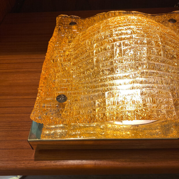 Unieke vintage vierkante plafondlamp messing met geel glas | Sprinkelhop