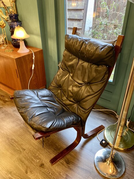 Vintage zwart leren fauteuil stoel model Siesta van Ingmar Relling voor Westnofa | Sprinkelhop