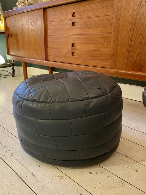 Vintage ronde leren lapjespoef zwart | Sprinkelhop