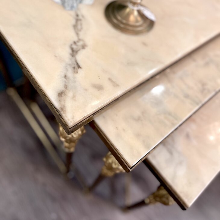 Franse sierlijke mimiset bijzettafels in messing en licht roze marmer | Sprinkelhop