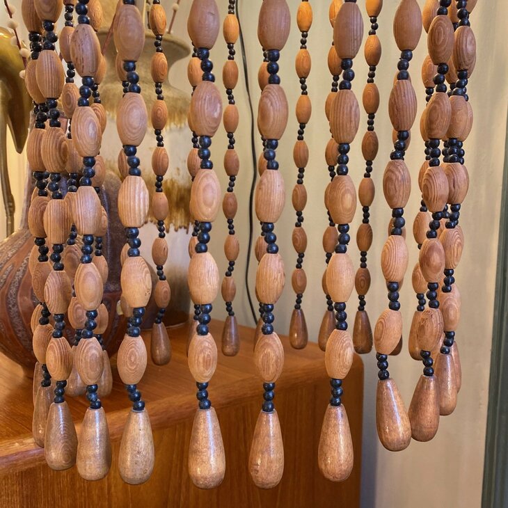 Vintage hanglamp met houten kralen kettingen van Temde Leuchten