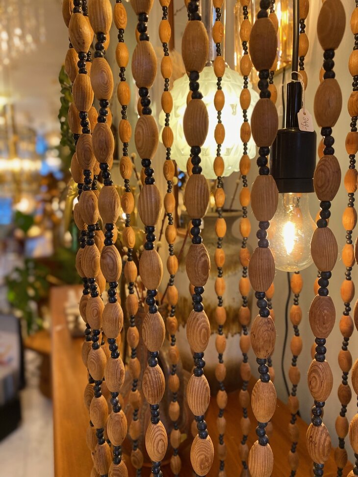 Vintage hanglamp met houten kralen kettingen van Temde Leuchten