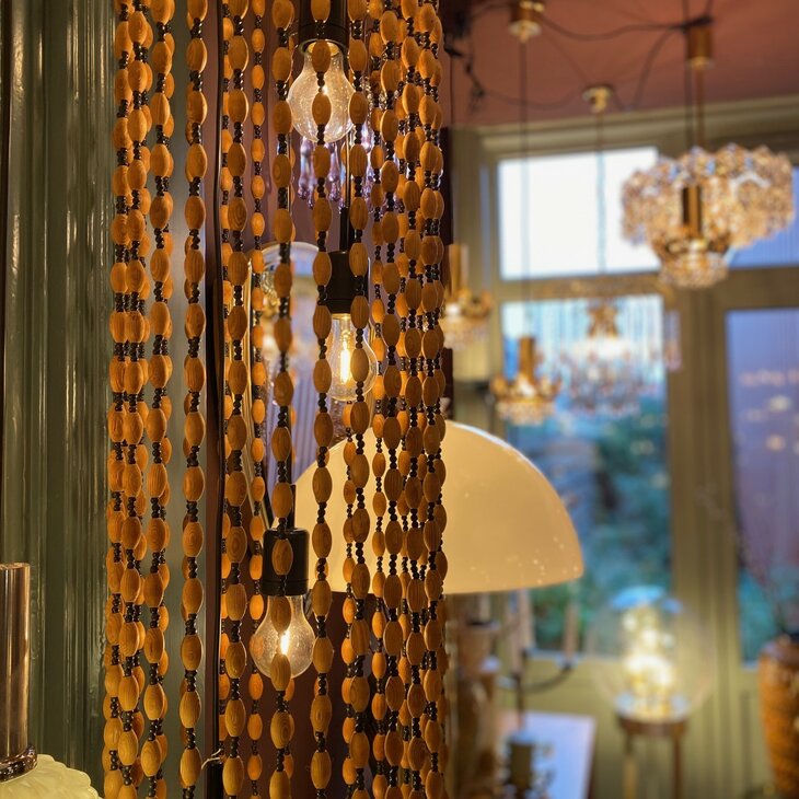 Vintage hanglamp met houten kralen kettingen van Temde Leuchten