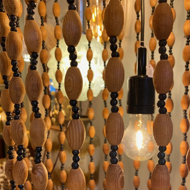Vintage hanglamp met houten kralen kettingen van Temde Leuchten