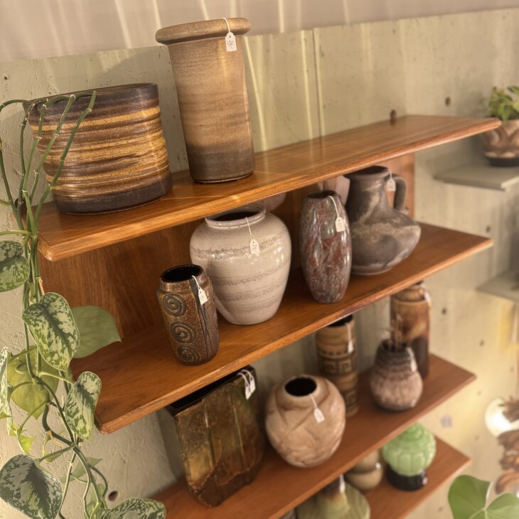 Jaren &#039;60 teak houten zwevende dubbele wandplank  | Sprinkelhop