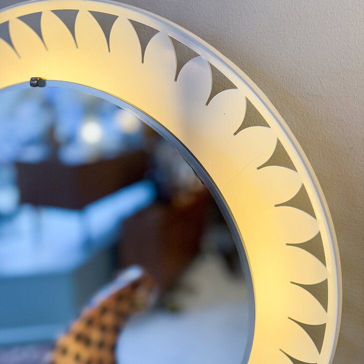 Vintage Ernst Igl Hillebrand ronde spiegel met metalen frame en verlichting | Sprinkelhop