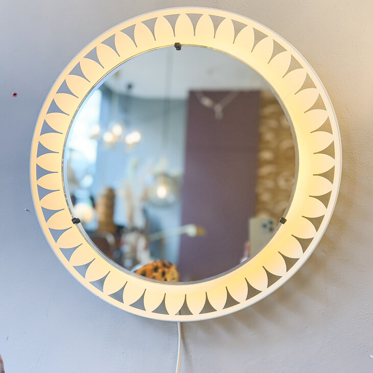 Vintage Ernst Igl Hillebrand ronde spiegel met metalen frame en verlichting | Sprinkelhop
