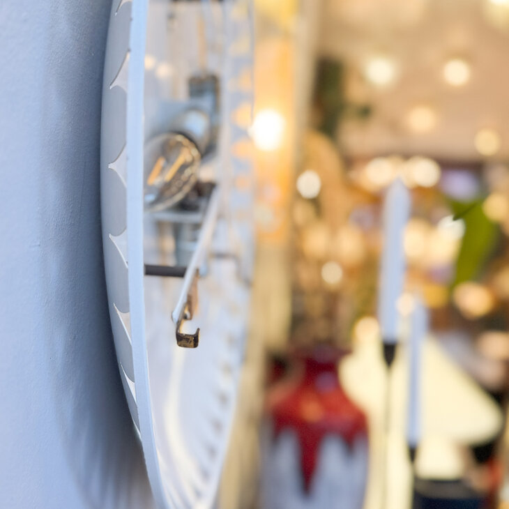 Vintage Ernst Igl Hillebrand ronde spiegel met metalen frame en verlichting | Sprinkelhop