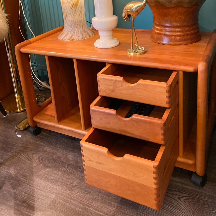 Vintage Deense teak televisietafel met wieltjes | Sprinkelhop