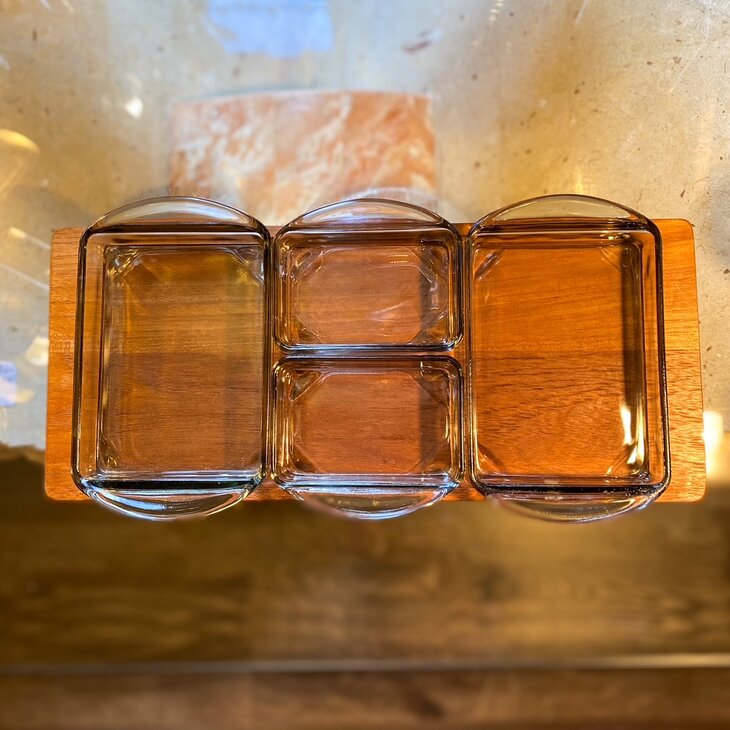 Vintage teakhouten tray met glazen serveerschaaltjes groot | Sprinkelhop
