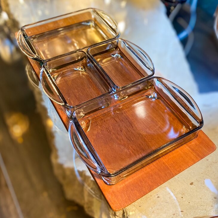 Vintage teakhouten tray met glazen serveerschaaltjes groot | Sprinkelhop