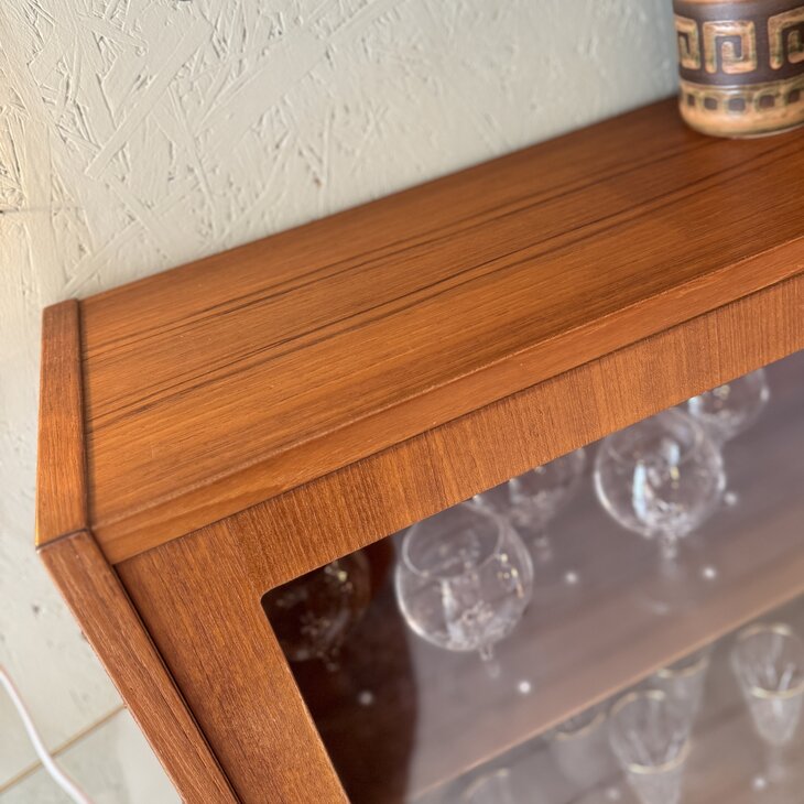 Vintage Hundevad hangende teak houten glazen vitrinekast | Sprinkelhop