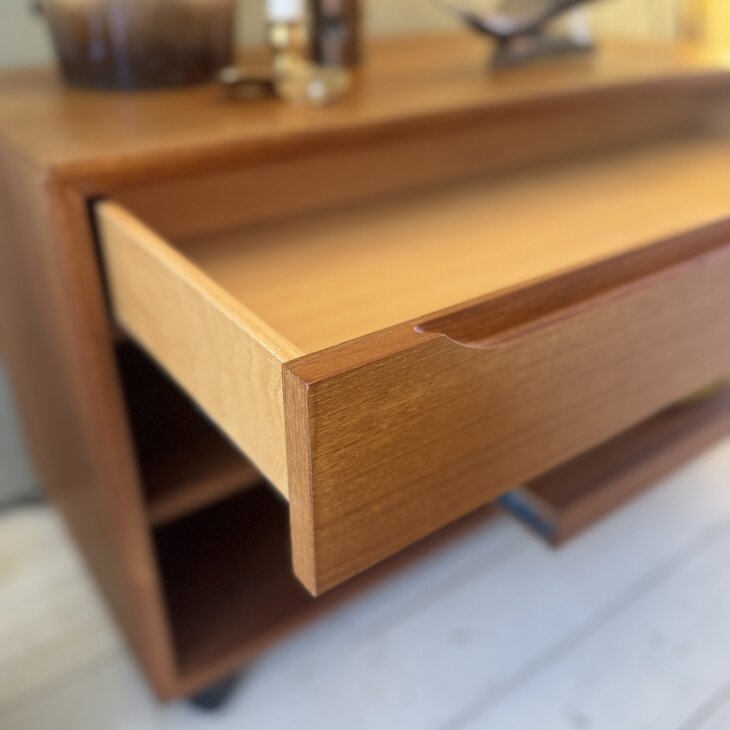 Vintage teak open kastje met uitschuifbaar blad en lade | Sprinkelhop