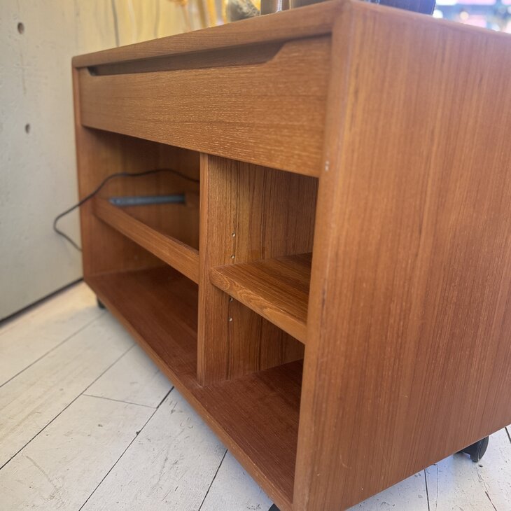 Vintage teak open kastje met uitschuifbaar blad en lade | Sprinkelhop