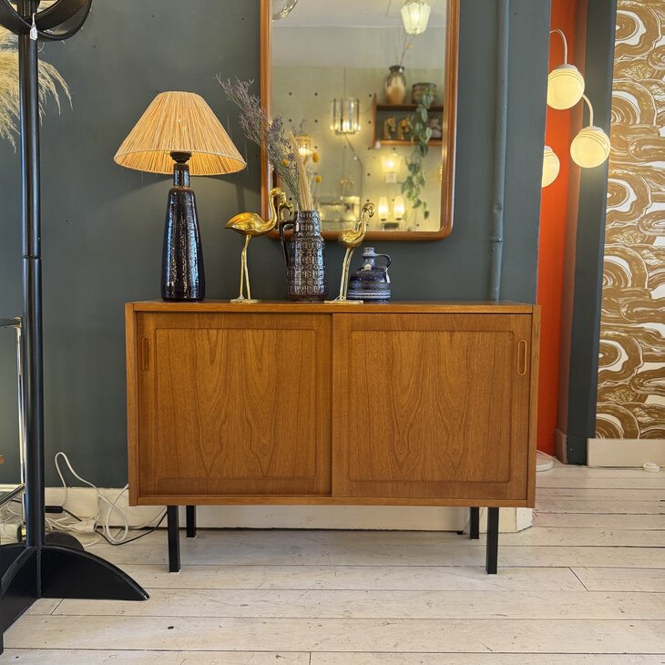 Vintage Hundevad teak houten ondiep kastje met schuifdeuren | Sprinkelhop