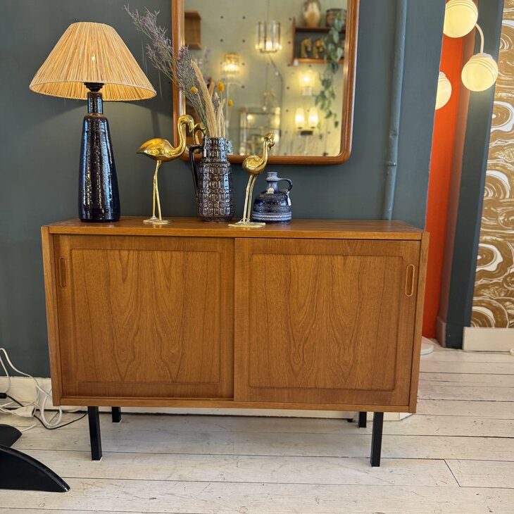 Vintage Hundevad teak houten ondiep kastje met schuifdeuren | Sprinkelhop