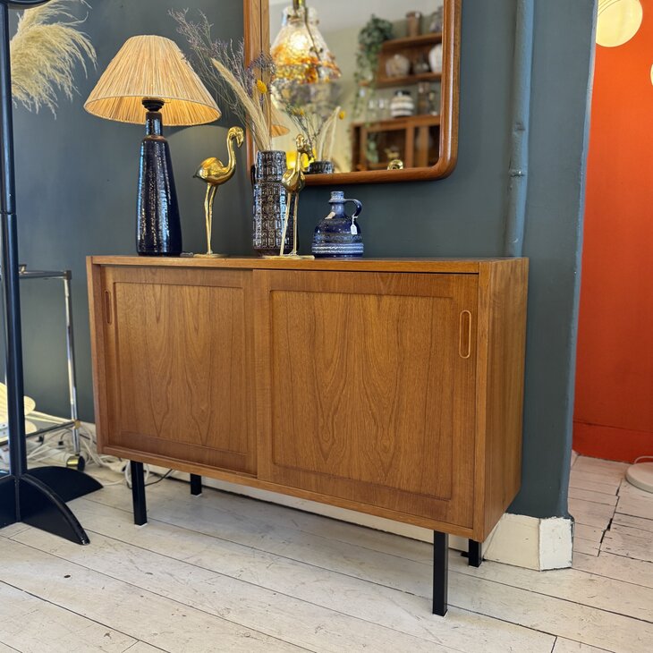 Vintage Hundevad teak houten ondiep kastje met schuifdeuren | Sprinkelhop