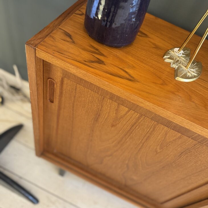 Vintage Hundevad teak houten ondiep kastje met schuifdeuren | Sprinkelhop