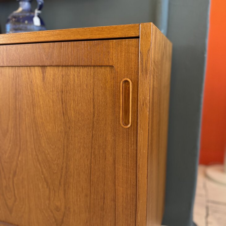 Vintage Hundevad teak houten ondiep kastje met schuifdeuren | Sprinkelhop