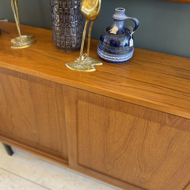 Vintage Hundevad teak houten ondiep kastje met schuifdeuren | Sprinkelhop