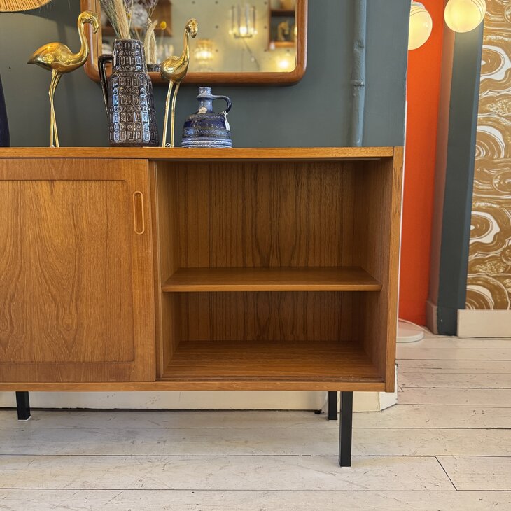 Vintage Hundevad teak houten ondiep kastje met schuifdeuren | Sprinkelhop