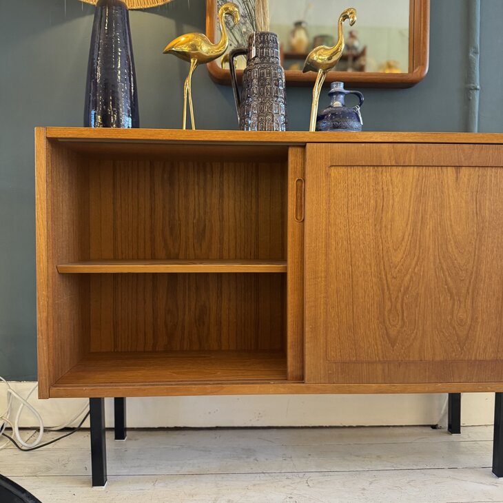 Vintage Hundevad teak houten ondiep kastje met schuifdeuren | Sprinkelhop