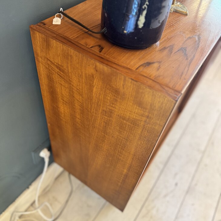 Vintage Hundevad teak houten ondiep kastje met schuifdeuren | Sprinkelhop