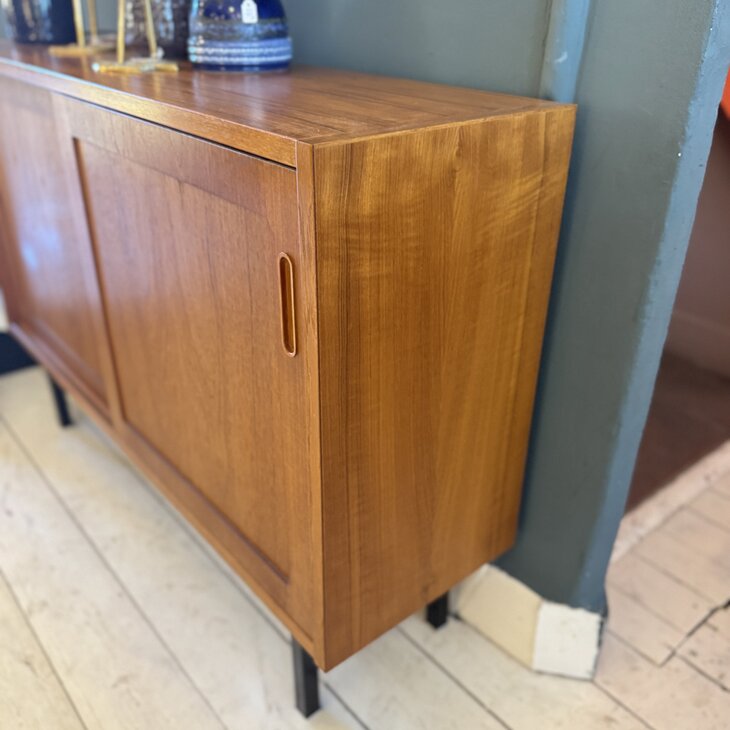 Vintage Hundevad teak houten ondiep kastje met schuifdeuren | Sprinkelhop