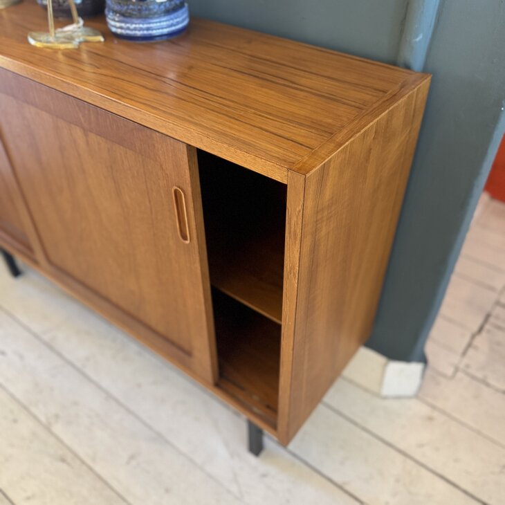 Vintage Hundevad teak houten ondiep kastje met schuifdeuren | Sprinkelhop