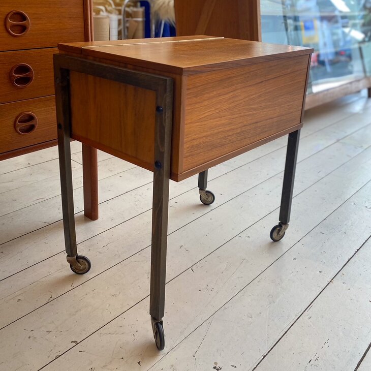 Vintage verrijdbaar naaitafeltje jaren 60/70 | Sprinkelhop