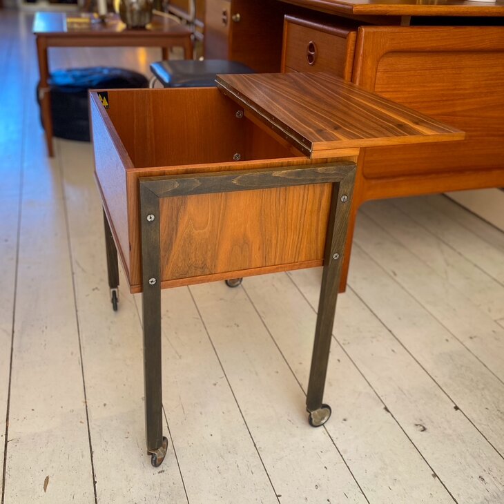 Vintage verrijdbaar naaitafeltje jaren 60/70 | Sprinkelhop