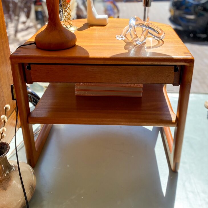 Deense vintage bijzettafel met lade teak | Sprinkelhop